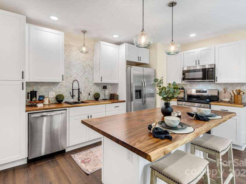 17 Eastview Circle, Asheville, NC 28806.  MLS# CAR4212720, YatesRealty ID 2939. 