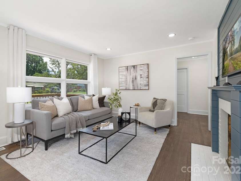 2324 Amesbury Avenue, Charlotte, NC 28205.  MLS# CAR4277743, YatesRealty ID 29392. 