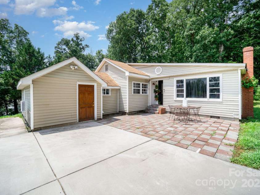 5331 Beam Lake Drive, Charlotte, NC 28216.  MLS# CAR4283101, YatesRealty ID 29394. 