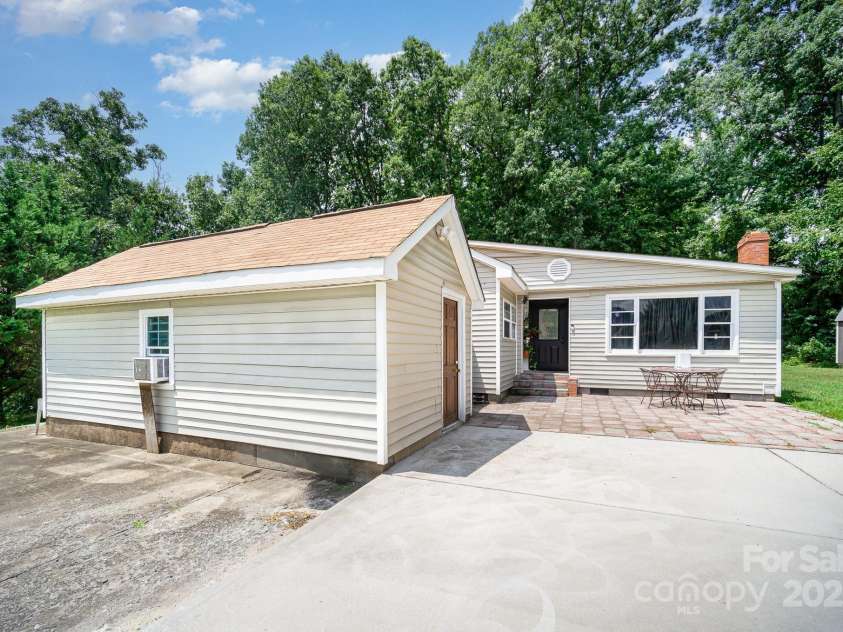 5331 Beam Lake Drive, Charlotte, NC 28216.  MLS# CAR4283101, YatesRealty ID 29394. 