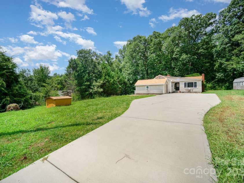 5331 Beam Lake Drive, Charlotte, NC 28216.  MLS# CAR4283101, YatesRealty ID 29394. 