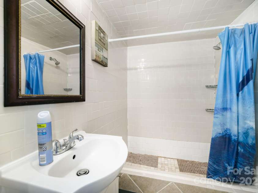 5331 Beam Lake Drive, Charlotte, NC 28216.  MLS# CAR4283101, YatesRealty ID 29394. 