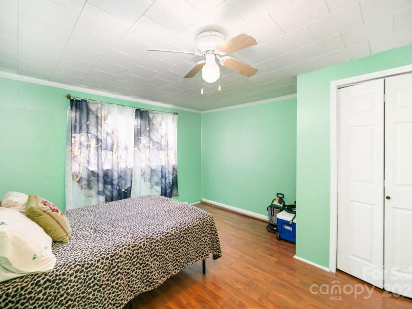 5331 Beam Lake Drive, Charlotte, NC 28216.  MLS# CAR4283101, YatesRealty ID 29394. 