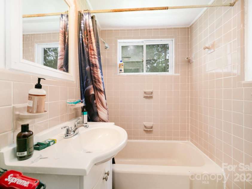 5331 Beam Lake Drive, Charlotte, NC 28216.  MLS# CAR4283101, YatesRealty ID 29394. 