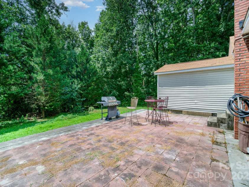 5331 Beam Lake Drive, Charlotte, NC 28216.  MLS# CAR4283101, YatesRealty ID 29394. 