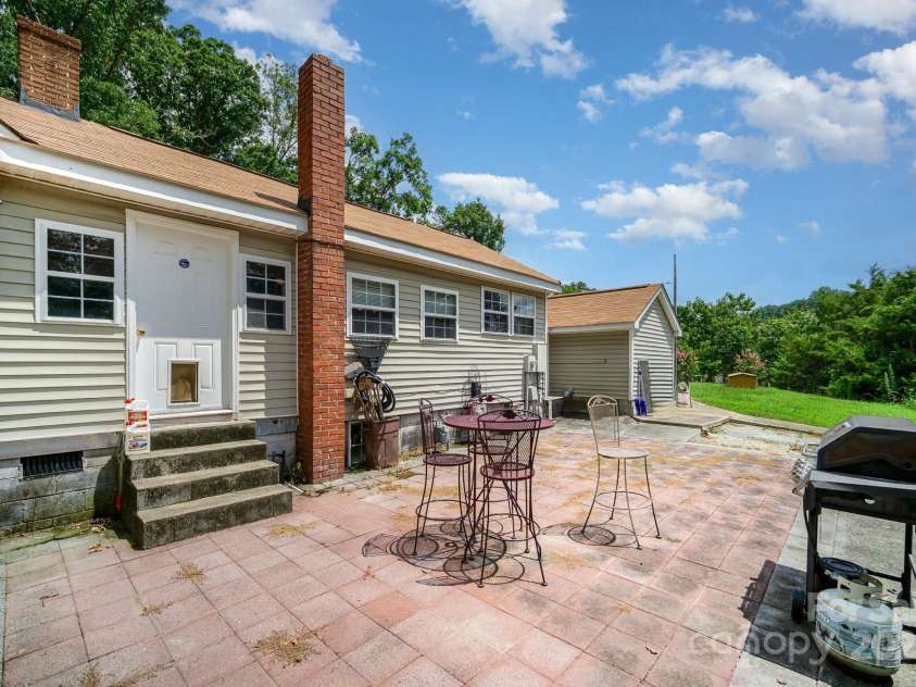 5331 Beam Lake Drive, Charlotte, NC 28216.  MLS# CAR4283101, YatesRealty ID 29394. 