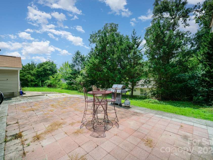 5331 Beam Lake Drive, Charlotte, NC 28216.  MLS# CAR4283101, YatesRealty ID 29394. 