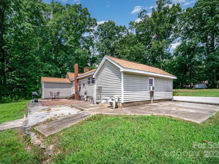 5331 Beam Lake Drive, Charlotte, NC 28216.  MLS# CAR4283101, YatesRealty ID 29394. 