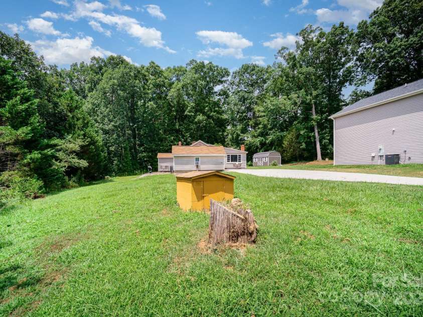 5331 Beam Lake Drive, Charlotte, NC 28216.  MLS# CAR4283101, YatesRealty ID 29394. 