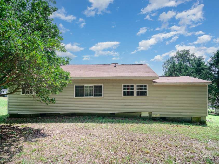 5331 Beam Lake Drive, Charlotte, NC 28216.  MLS# CAR4283101, YatesRealty ID 29394. 