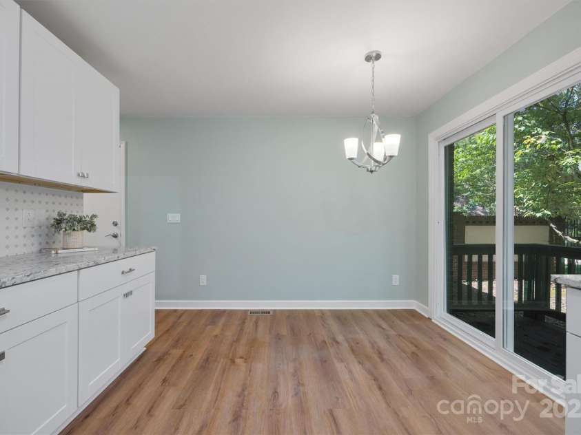 5206 Dunrobin Lane, Charlotte, NC 28226.  MLS# CAR4282900, YatesRealty ID 29395. 
