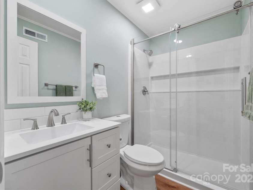 5206 Dunrobin Lane, Charlotte, NC 28226.  MLS# CAR4282900, YatesRealty ID 29395. 