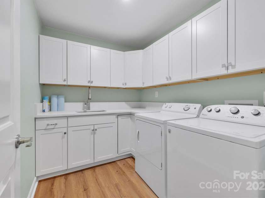 5206 Dunrobin Lane, Charlotte, NC 28226.  MLS# CAR4282900, YatesRealty ID 29395. 