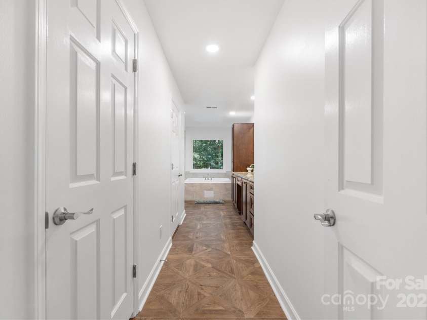 5206 Dunrobin Lane, Charlotte, NC 28226.  MLS# CAR4282900, YatesRealty ID 29395. 
