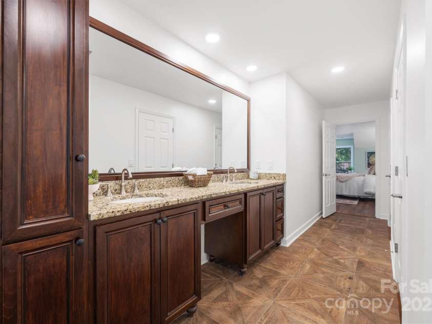5206 Dunrobin Lane, Charlotte, NC 28226.  MLS# CAR4282900, YatesRealty ID 29395. 