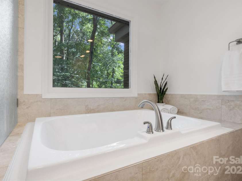 5206 Dunrobin Lane, Charlotte, NC 28226.  MLS# CAR4282900, YatesRealty ID 29395. 