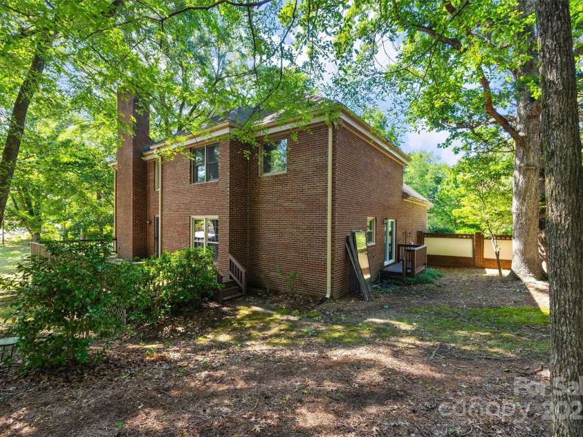 5206 Dunrobin Lane, Charlotte, NC 28226.  MLS# CAR4282900, YatesRealty ID 29395. 