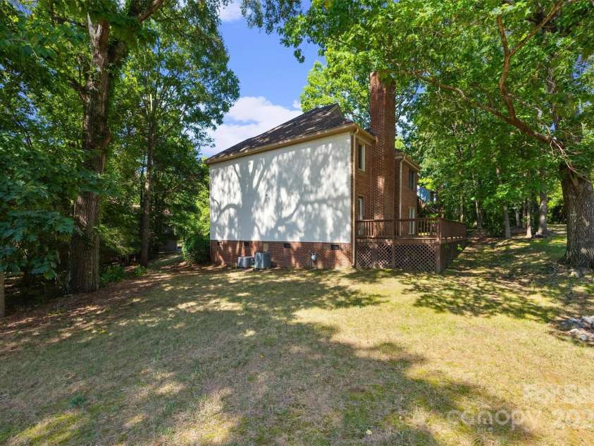 5206 Dunrobin Lane, Charlotte, NC 28226.  MLS# CAR4282900, YatesRealty ID 29395. 
