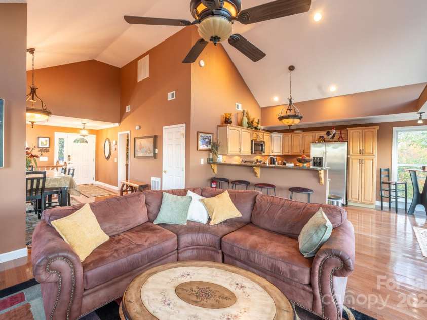 309 Pinnacle Ridge Road, Beech Mountain, NC 28604.  MLS# CAR4318930, YatesRealty ID 294. 
