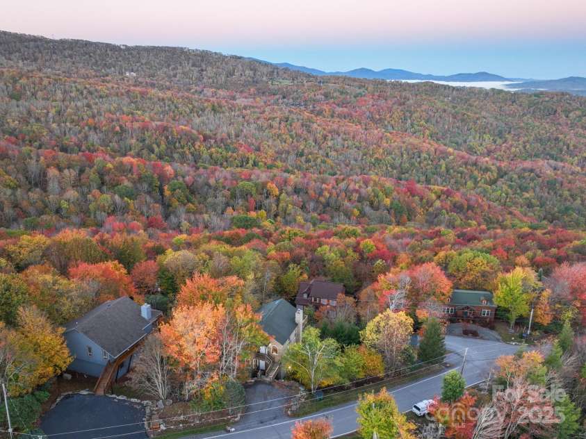 309 Pinnacle Ridge Road, Beech Mountain, NC 28604.  MLS# CAR4318930, YatesRealty ID 294. 
