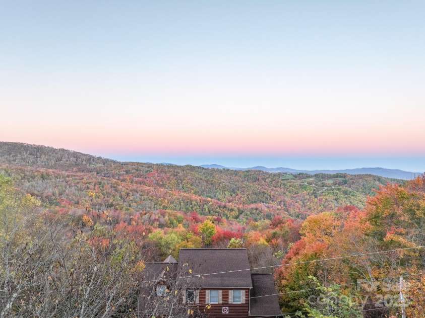 309 Pinnacle Ridge Road, Beech Mountain, NC 28604.  MLS# CAR4318930, YatesRealty ID 294. 