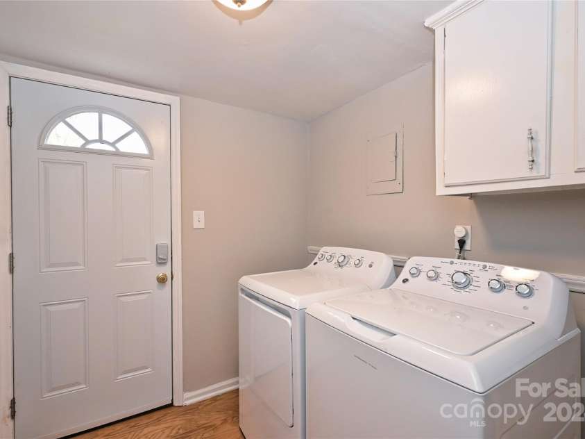 665 Archdale Drive, Charlotte, NC 28217.  MLS# CAR4203129, YatesRealty ID 294. 