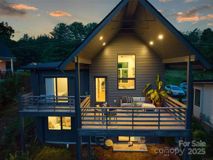 962 Riceville Road, Asheville, NC 28805.  MLS# CAR4285322, YatesRealty ID 29400. 