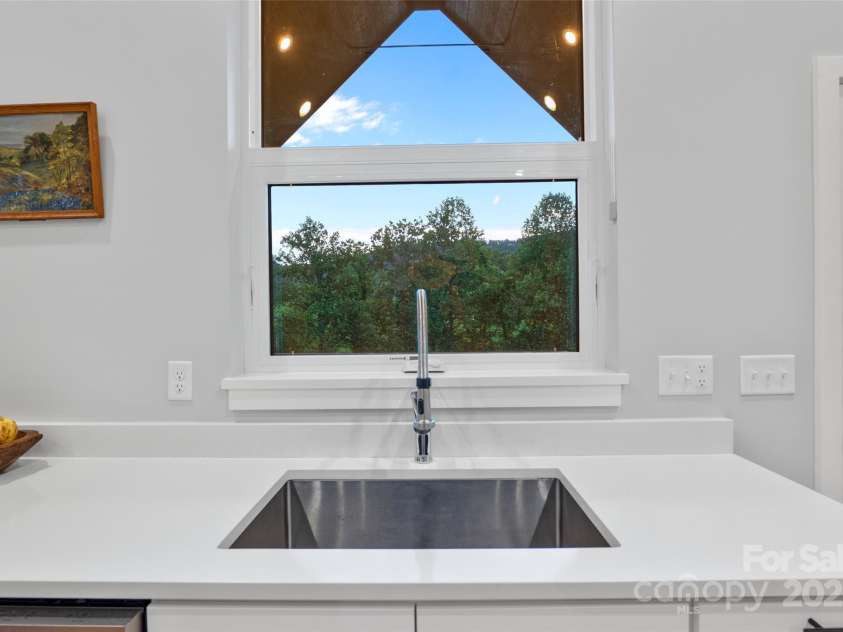 962 Riceville Road, Asheville, NC 28805.  MLS# CAR4285322, YatesRealty ID 29400. 