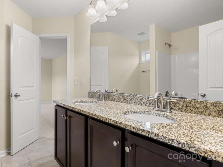 4471 Carrington Drive, Lancaster, SC 29720.  MLS# CAR4279985, YatesRealty ID 29402. Jack and Jill Full Bath