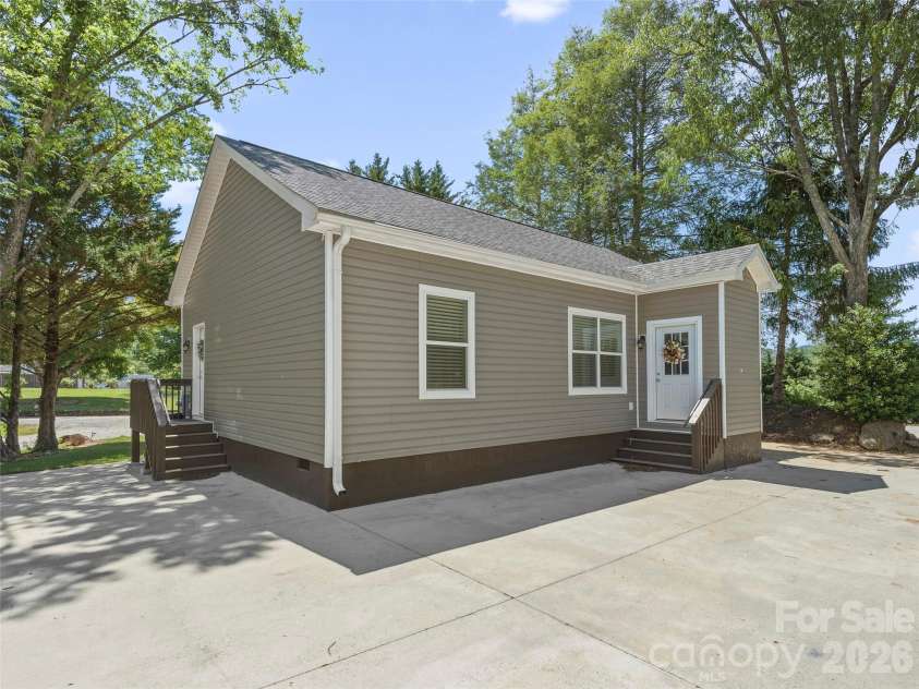 64 Drexel Road, Hendersonville, NC 28739.  MLS# CAR4383841, YatesRealty ID 29402. 
