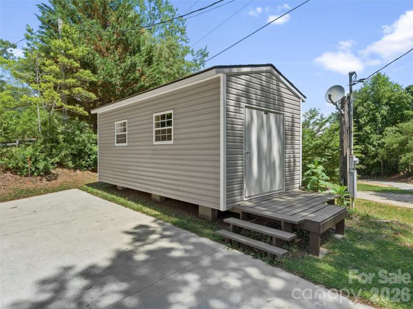 64 Drexel Road, Hendersonville, NC 28739.  MLS# CAR4383841, YatesRealty ID 29402. 
