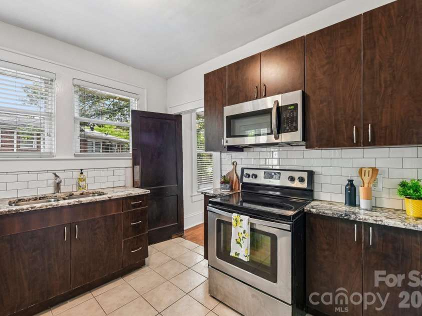 1612 Tryon Street, Charlotte, NC 28203.  MLS# CAR4389999, YatesRealty ID 29405. 