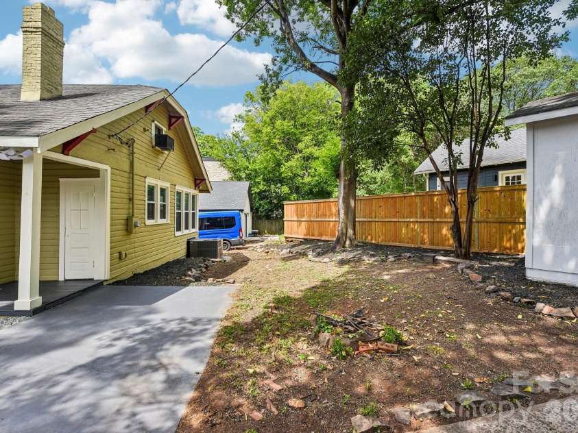 1612 Tryon Street, Charlotte, NC 28203.  MLS# CAR4389999, YatesRealty ID 29405. 