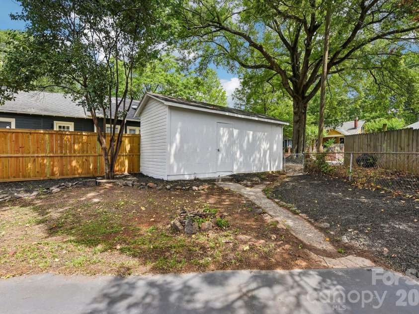 1612 Tryon Street, Charlotte, NC 28203.  MLS# CAR4389999, YatesRealty ID 29405. 