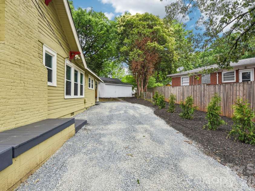 1612 Tryon Street, Charlotte, NC 28203.  MLS# CAR4389999, YatesRealty ID 29405. 