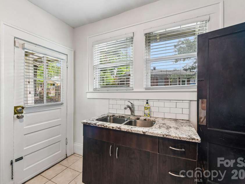 1612 Tryon Street, Charlotte, NC 28203.  MLS# CAR4389999, YatesRealty ID 29405. 