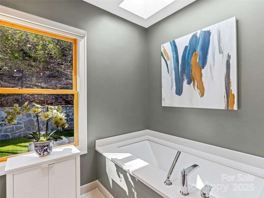 228 Allen Mountain Drive, Black Mountain, NC 28711.  MLS# CAR4245095, YatesRealty ID 29407. 