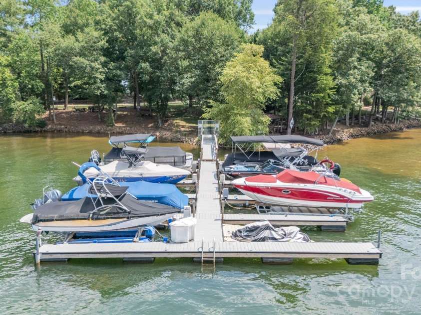 140 Tuskarora Point Lane, Mooresville, NC 28117.  MLS# CAR4251289, YatesRealty ID 29408. 