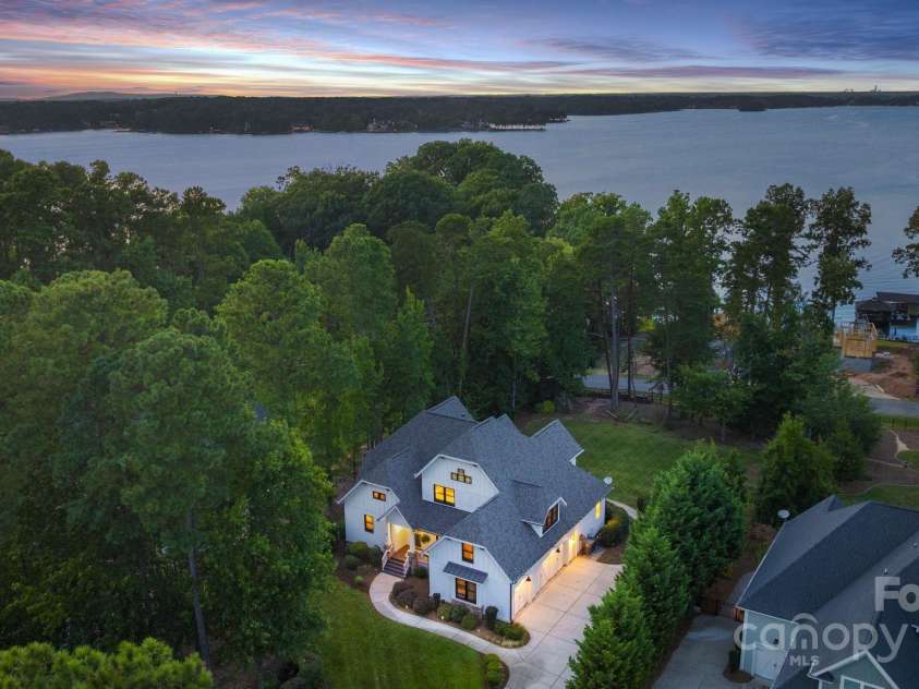 140 Tuskarora Point Lane, Mooresville, NC 28117.  MLS# CAR4251289, YatesRealty ID 29408. 