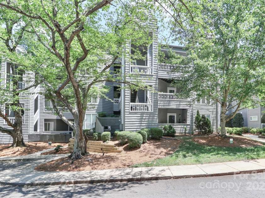 226 Northwest Drive, Davidson, NC 28036.  MLS# CAR4278820, YatesRealty ID 29409. 