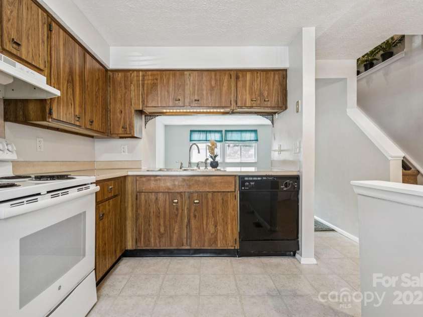 9445 Lexington Circle, Charlotte, NC 28213.  MLS# CAR4276875, YatesRealty ID 29422. 