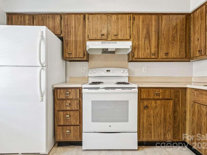 9445 Lexington Circle, Charlotte, NC 28213.  MLS# CAR4276875, YatesRealty ID 29422. 