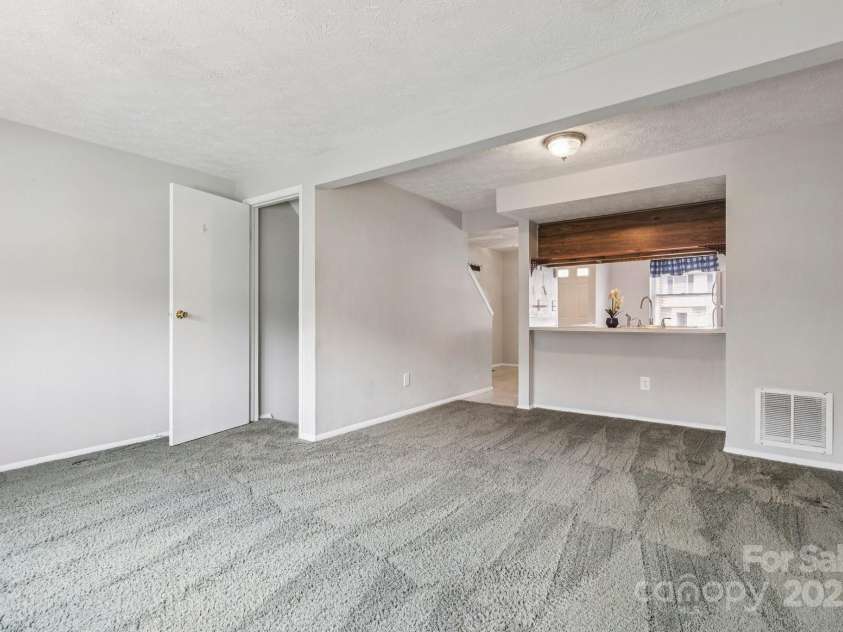 9445 Lexington Circle, Charlotte, NC 28213.  MLS# CAR4276875, YatesRealty ID 29422. 