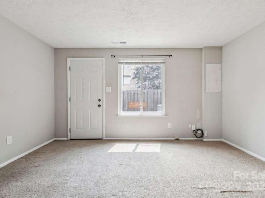 9445 Lexington Circle, Charlotte, NC 28213.  MLS# CAR4276875, YatesRealty ID 29422. 