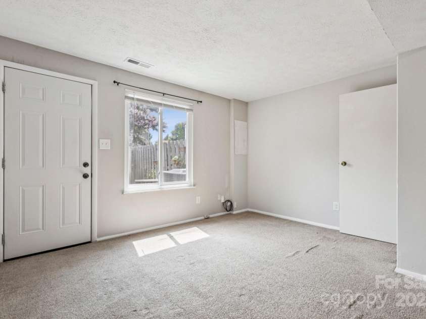 9445 Lexington Circle, Charlotte, NC 28213.  MLS# CAR4276875, YatesRealty ID 29422. 
