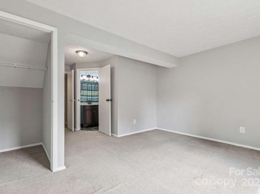 9445 Lexington Circle, Charlotte, NC 28213.  MLS# CAR4276875, YatesRealty ID 29422. 