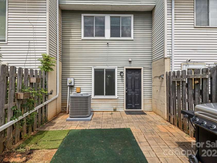 9445 Lexington Circle, Charlotte, NC 28213.  MLS# CAR4276875, YatesRealty ID 29422. 
