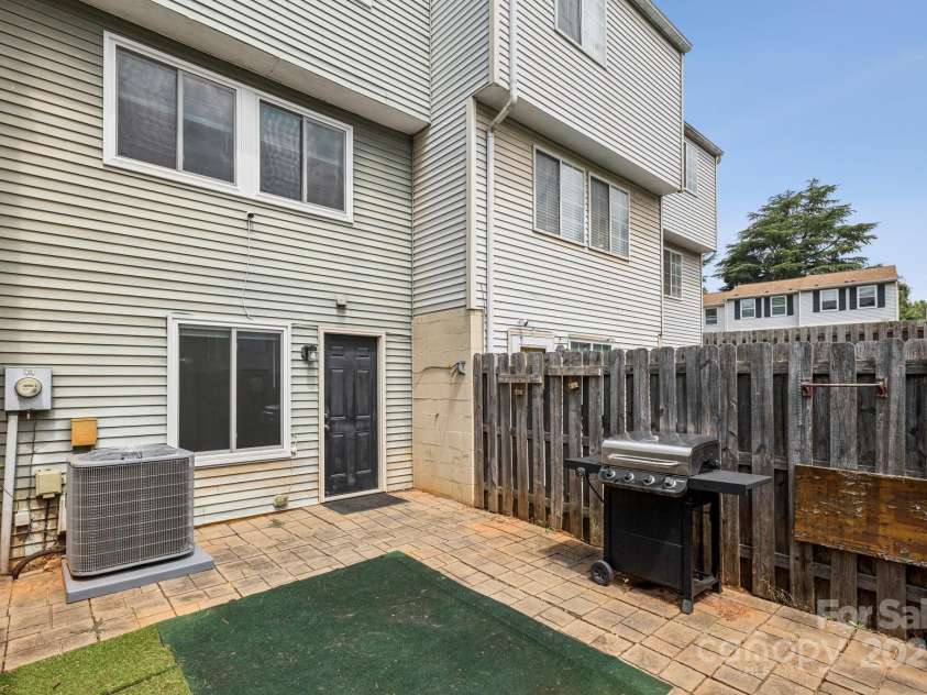 9445 Lexington Circle, Charlotte, NC 28213.  MLS# CAR4276875, YatesRealty ID 29422. 