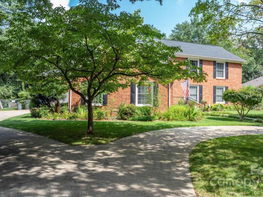 1750 5th Street Drive, Hickory, NC 28601.  MLS# CAR4285172, YatesRealty ID 29423. 