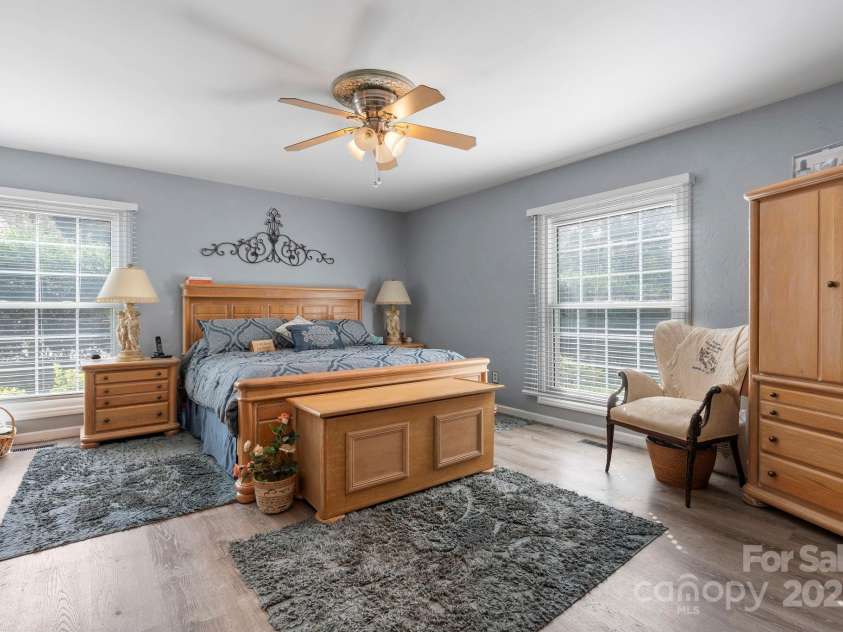 1750 5th Street Drive, Hickory, NC 28601.  MLS# CAR4285172, YatesRealty ID 29423. 